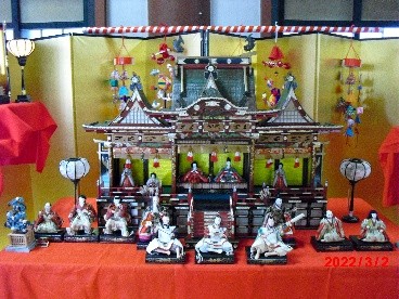 奥の院の雛飾り(御殿飾り)