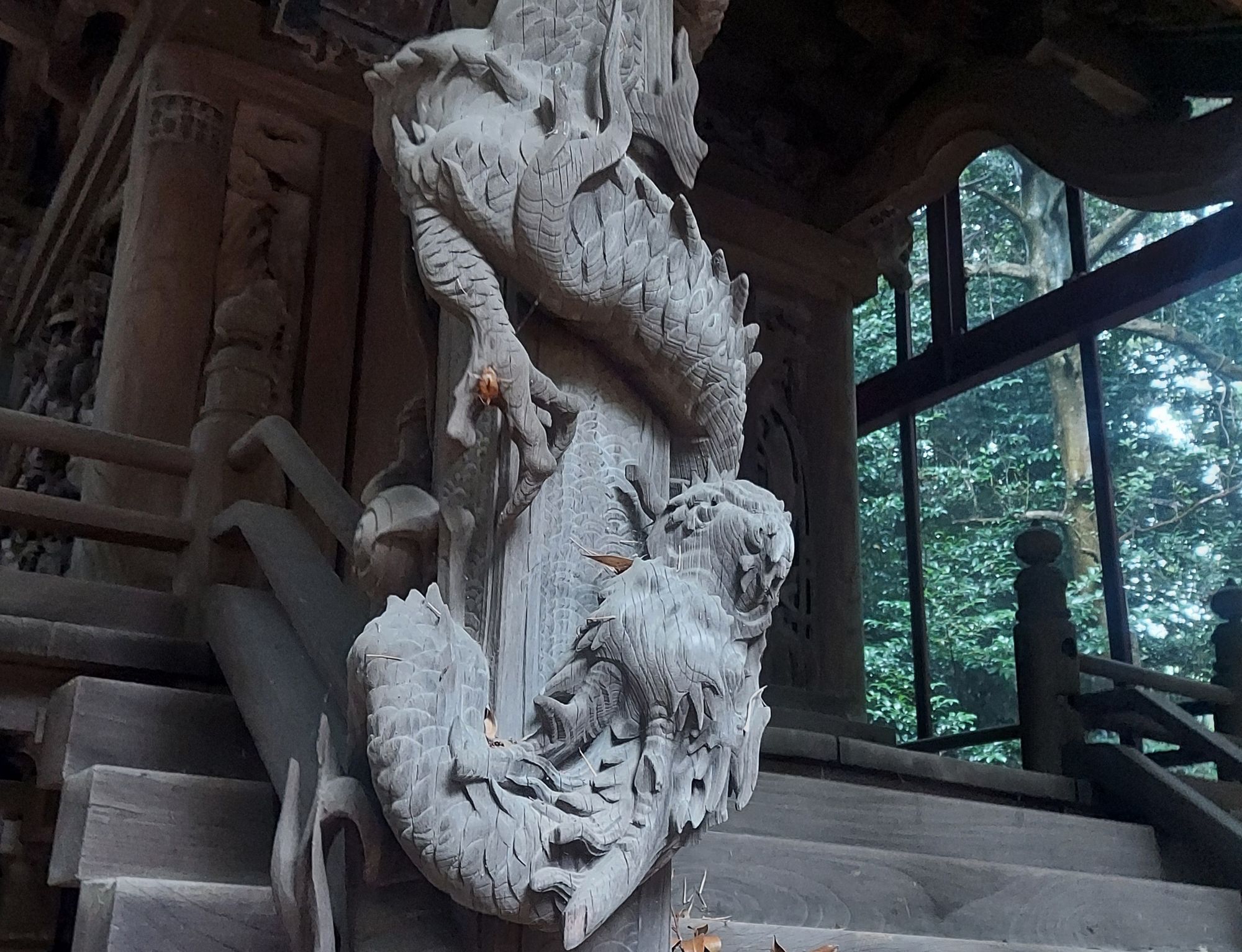 昇り龍と降り龍の彫刻とセミの抜け殻